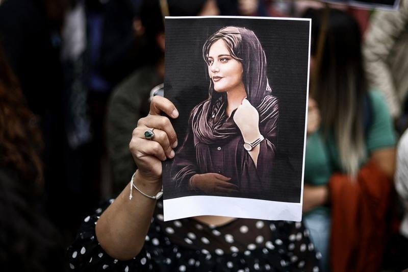  Familia Mahsei Amini a primit ameninţări cu moartea şi a fost avertizată să nu se implice în protestele din Iran