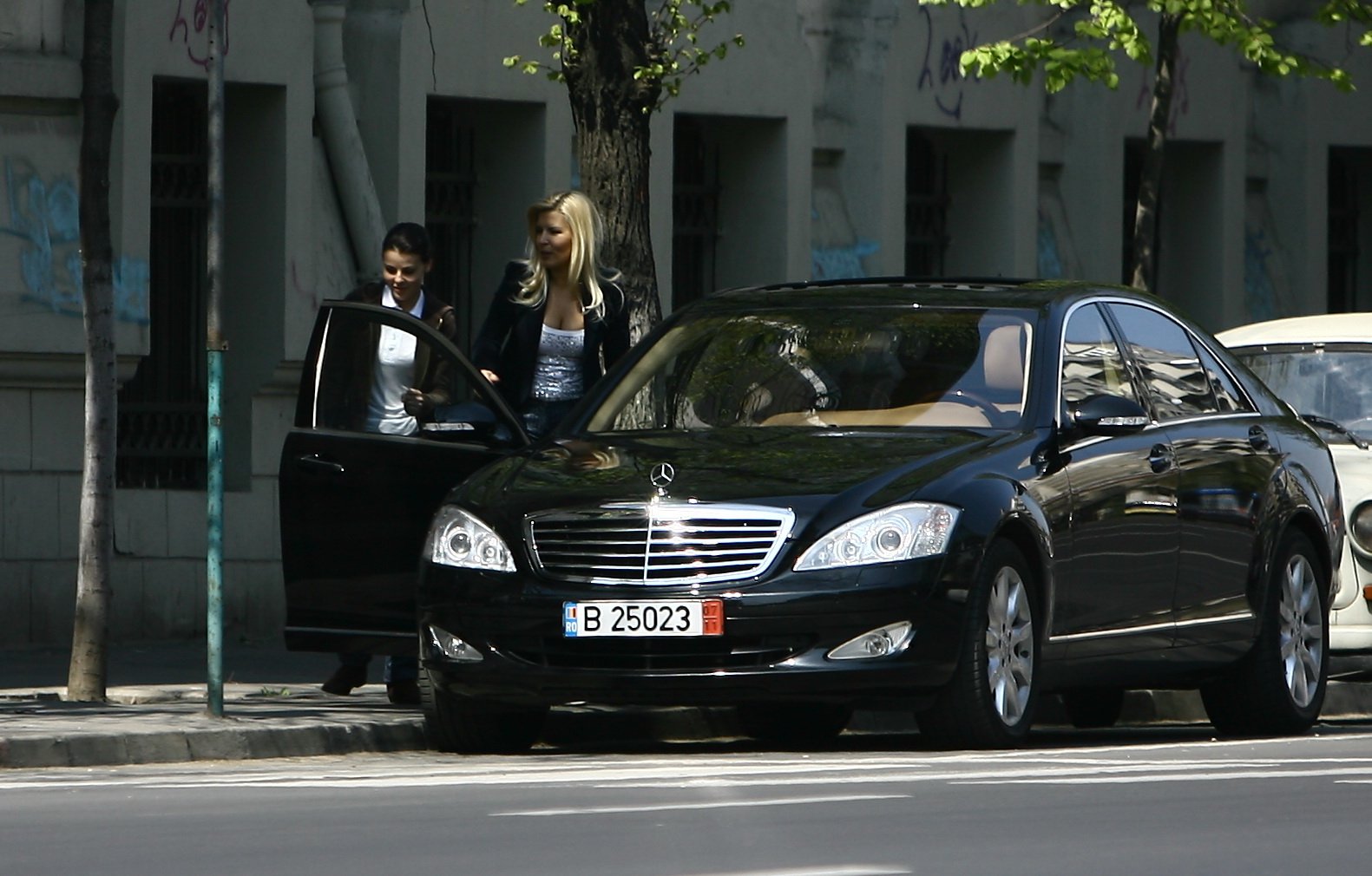  Vrei să conduci maşinile Elenei Udrea? Fiscul le scoate la vânzare