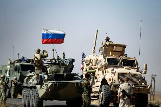 Soldații americani s-au întâlnit cu militarii ruși pe o șosea din Siria. Şi-au strâns mâinile şi s-au fotografiat