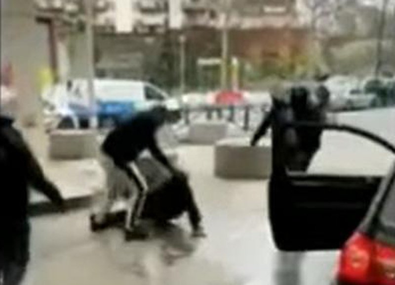  VIDEO Penurie de carburant în Franța: Șoferii și scuteriștii s-au luat la bătaie la pompă