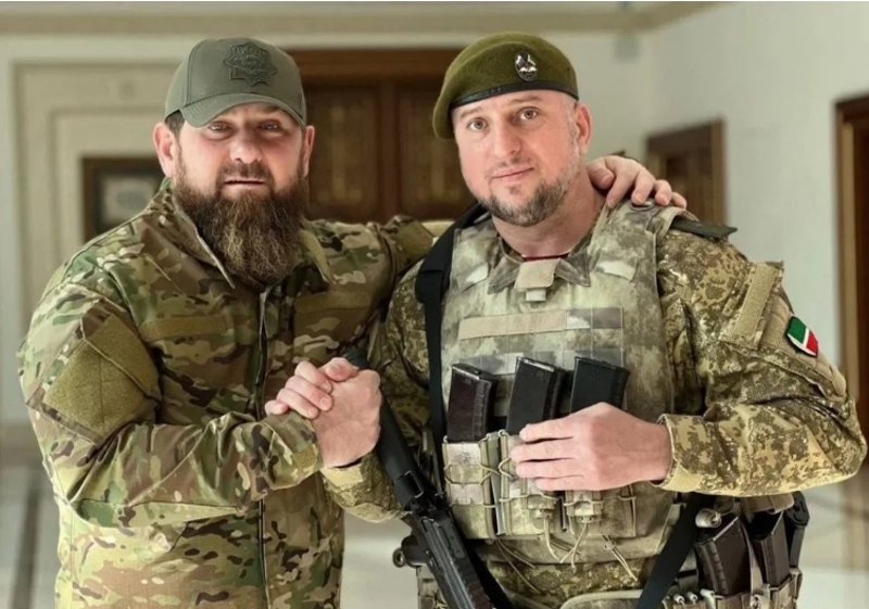  VIDEO Cecenii lui Kadîrov, anunțați că în Ucraina se luptă cu sataniștii, împotriva paradelor LGBT. Aplauze, când comandanții le spun că pot jefui echipamentul inamicului