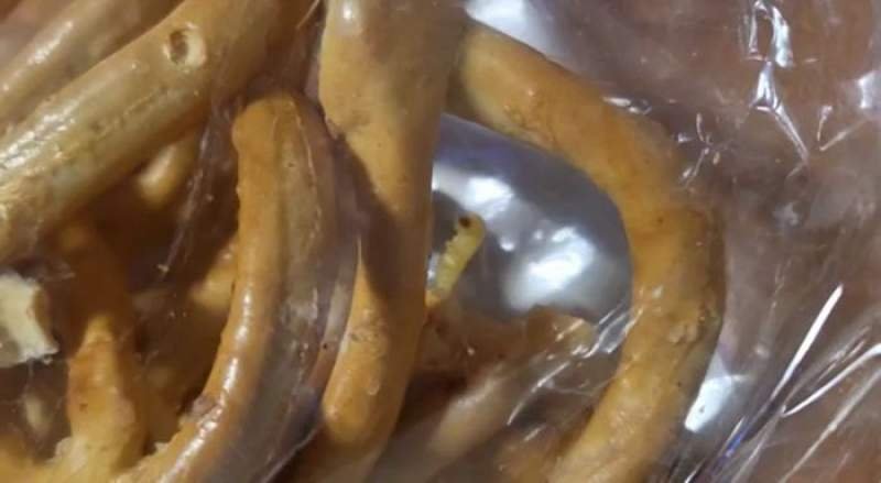 VIDEO Aveți stomacul tare? Covrigi cu viermi vânduți la Carrefour Galați