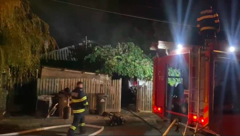  VIDEO – Un bărbat a murit şi alte trei persoane au fost rănite după ce o casă a luat foc, la Eforie Nord