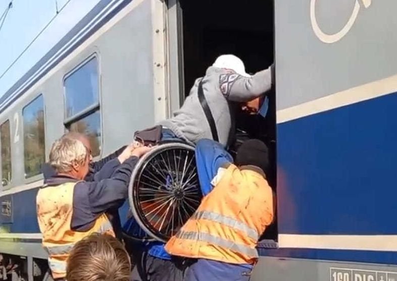  Senator: Persoanele cu dizabilităţi primesc gratuit 6 călătorii cu trenul, dar nu se pot urca în el