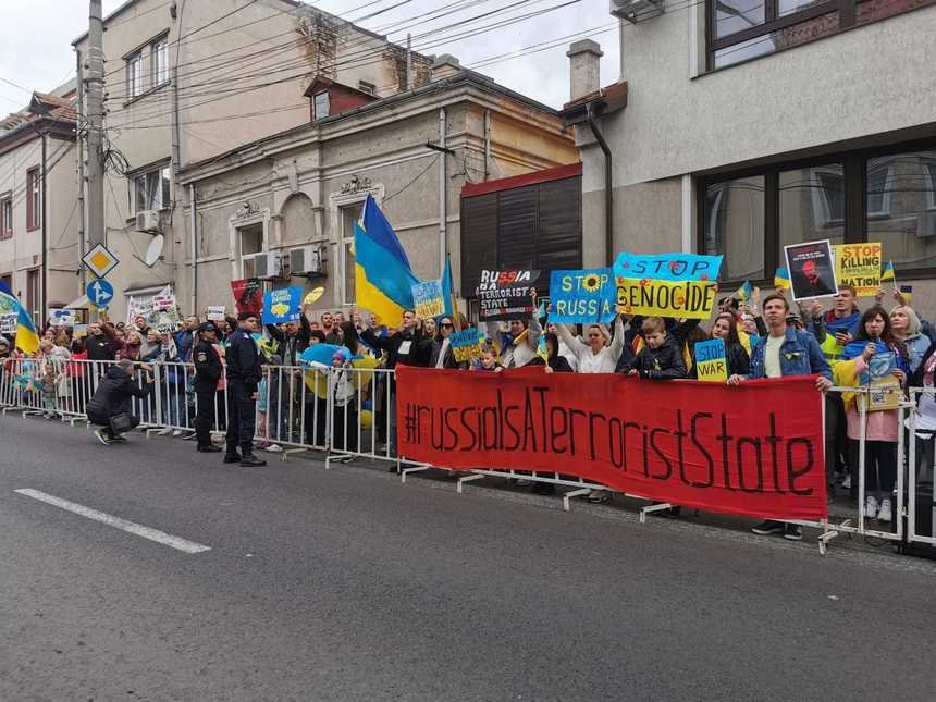  Constanţa: Refugiaţii ucraineni protestează faţă de crimele de război ale Rusiei din ţara lor