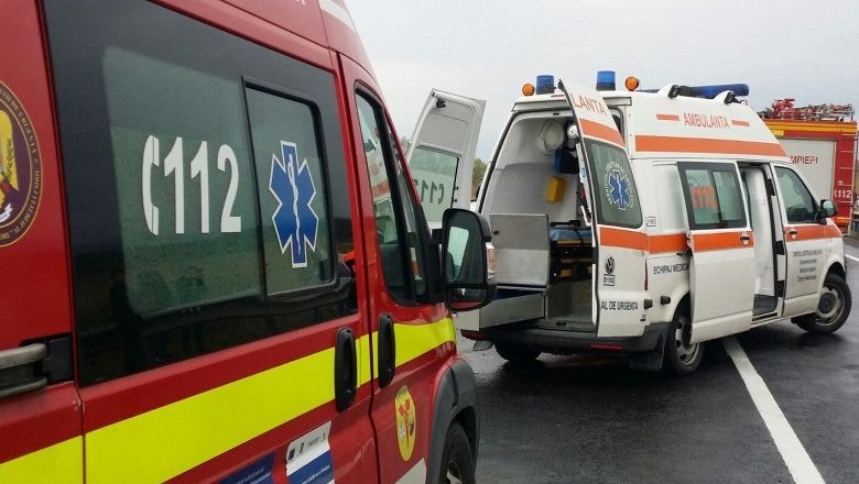  Ambulanţă SMURD, implicată într-un accident produs pe DN 23, în Vrancea. Trei victime