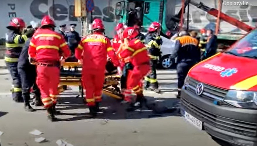 VIDEO – Şoferul unui autoturism a murit şi un pieton a fost rănit într-un grav accident rutier