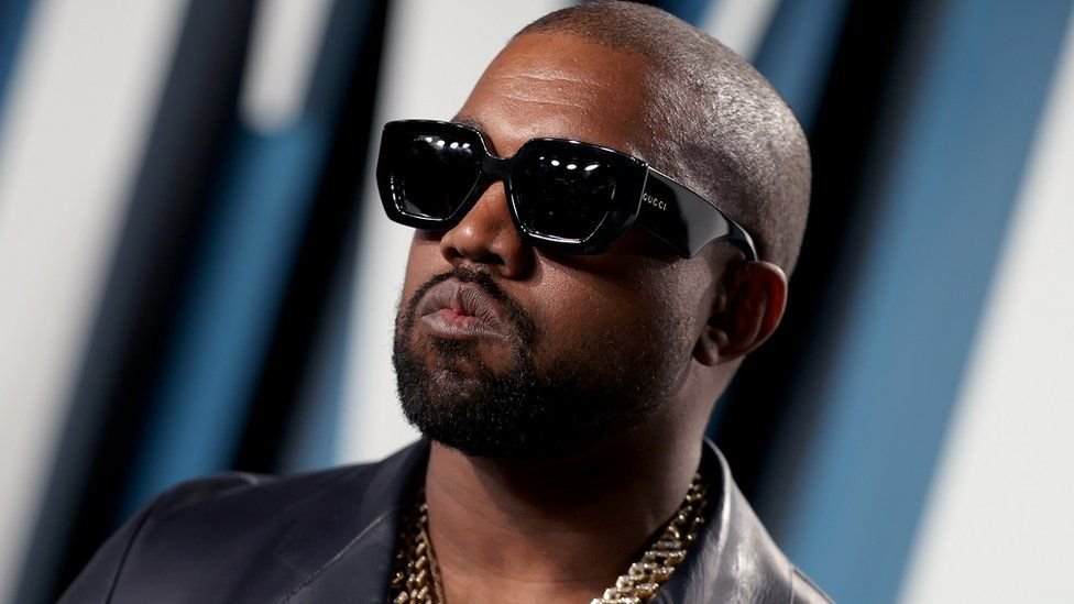  Kanye West este pe cale să cumpere reţeaua de socializare conservatoare Parler