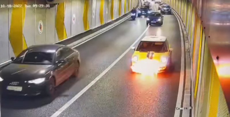  VIDEO Momentul în care o mașină ia foc în Pasajul Unirii din București. Ceilalți șoferi trec nepăsători, fără să ajute