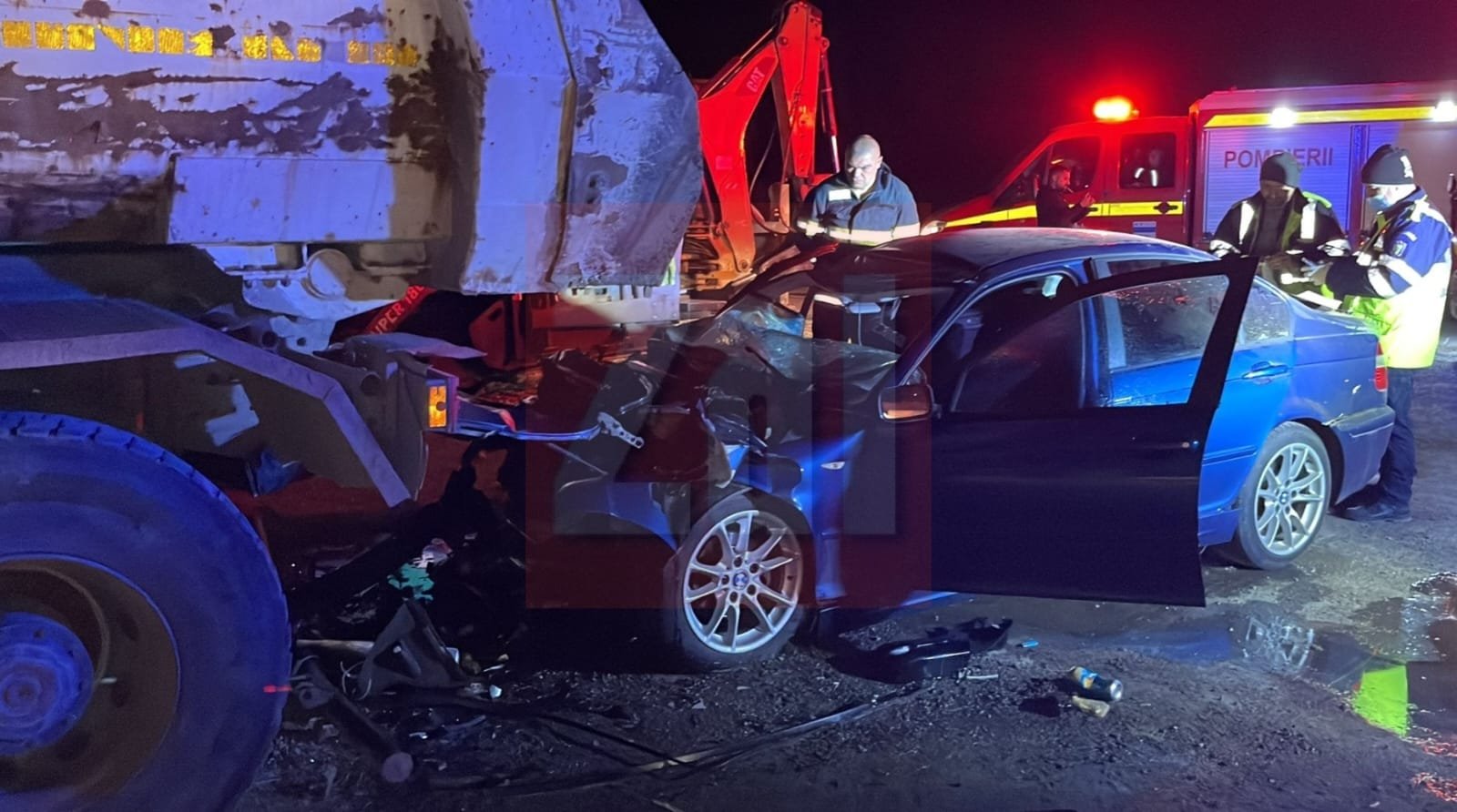  UPDATE – Doi tineri au intrat cu BMW-ul în spatele unei basculante. Şoferul a murit la spital