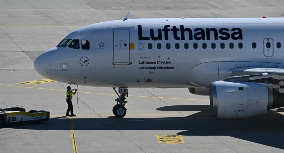  Aterizare de urgenţă la Bucureşti a unui avion al companiei Lufthansa. Un pasager a suferit un atac de cord