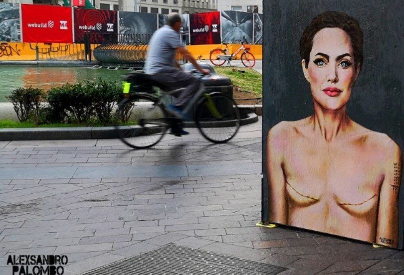  Un portret al actriţei Angelina Jolie cu semne ale mastectomiei a apărut pe un zid din Milano