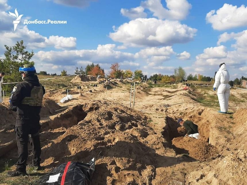  Poliţia ucraineană finalizează exhumarea cadavrelor din groapa comună descoperită în Lîman: 166 de cadavre