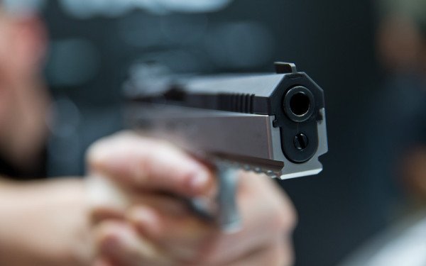  Un adolescent de 18 ani a fost reţinut după ce i-a ameninţat cu un pistol pe angajaţii unei benzinării din Bucureşti