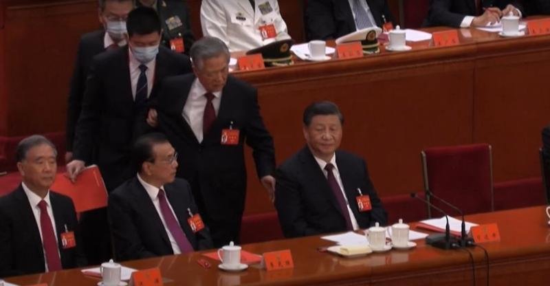 VIDEO Scenă ciudată la Congresul Partidului Comunist din China: Fostul președinte Hu Jintao a fost ridicat de lângă Xi Jinping și scos din sală