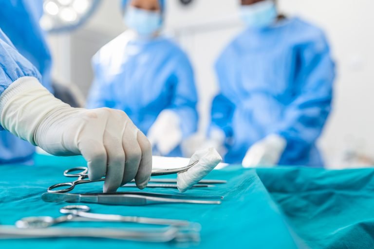  Chirurg plătit cu salariu uriaș, zero pacienți în ultimul an