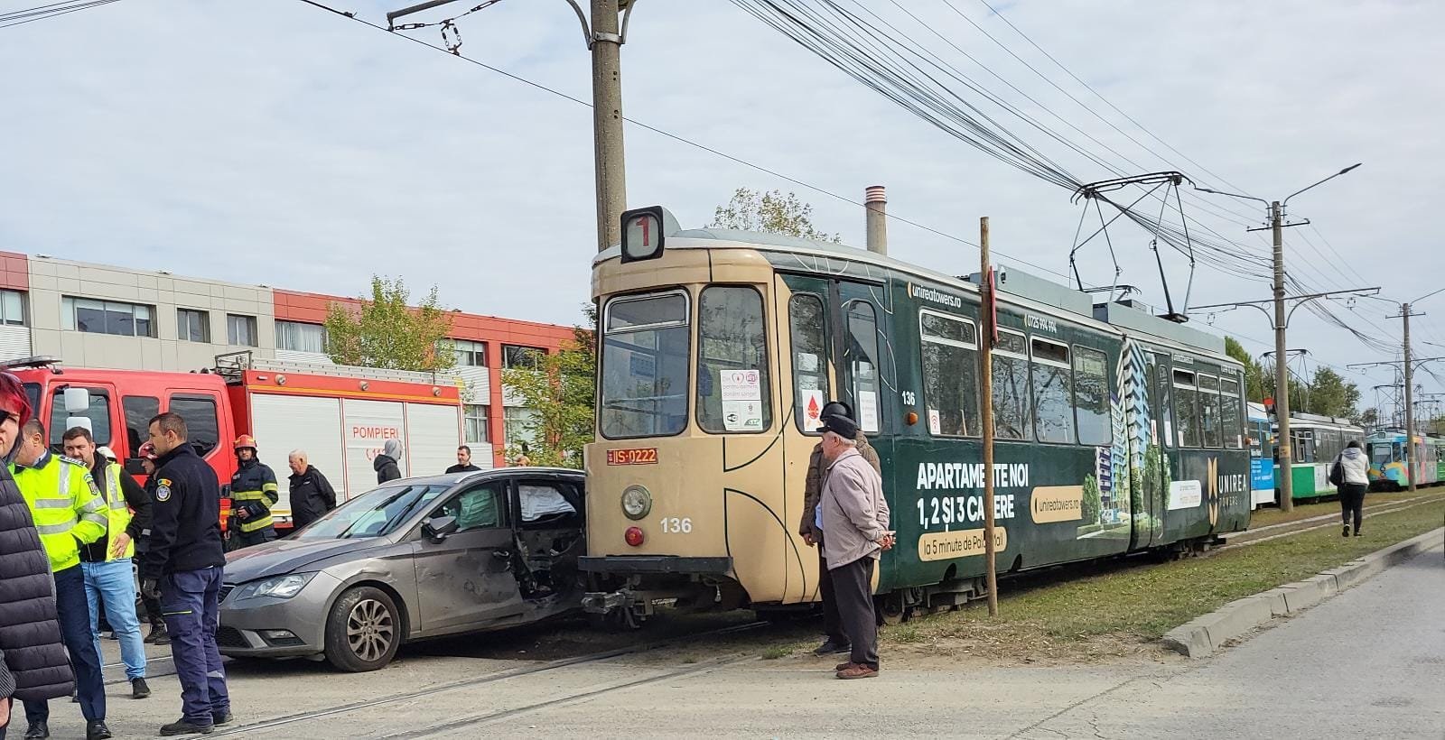  FOTO Mamă și copil, cu atac de panică, într-o mașină lovită de tramvai pe Calea Chișinăului