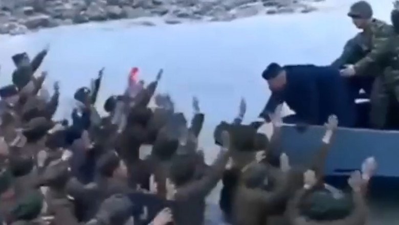  VIDEO Imagini ireale în Coreea de Nord. Sute de militari plâng în apă, în timp ce Kim Jong-un se află într-o barcă