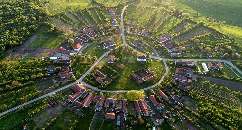  Opt case tradiţionale din Charlottenburg, singurul sat rotund din România, reabilitate cu bani din PNRR