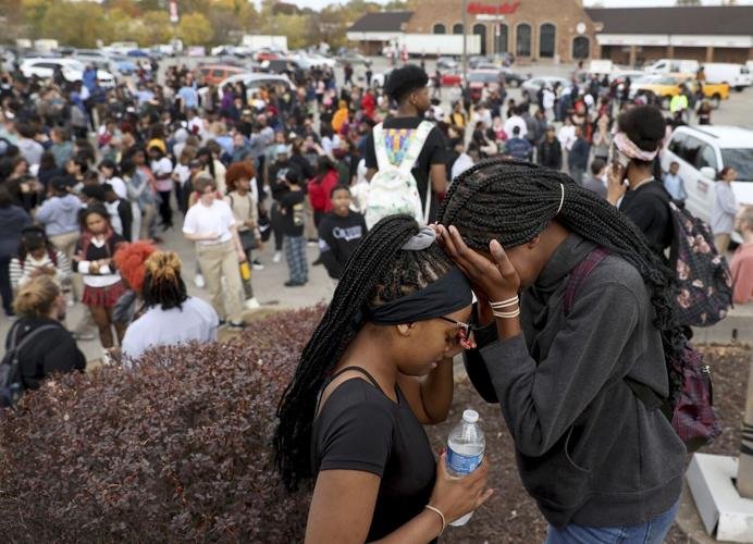  Cel puţin două persoane, ucise şi şase rănite într-un atac armat la un liceu din Saint-Louis