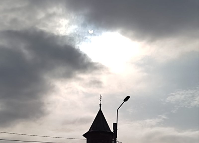  Ultima imagine cu eclipsa de la Iași înainte ca Soarele să fie acoperit de un plafon gros de nori