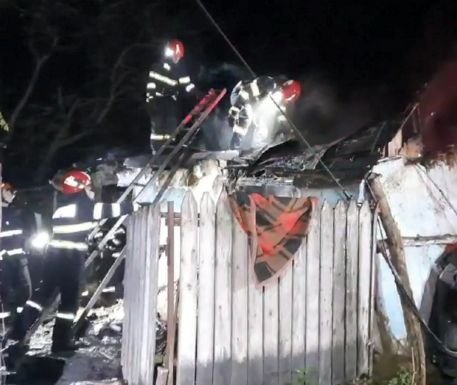  De la ce a pornit incendiul care a ucis doi bărbaţi într-o casă din Ţicău? Tragedia putea să fie dublă