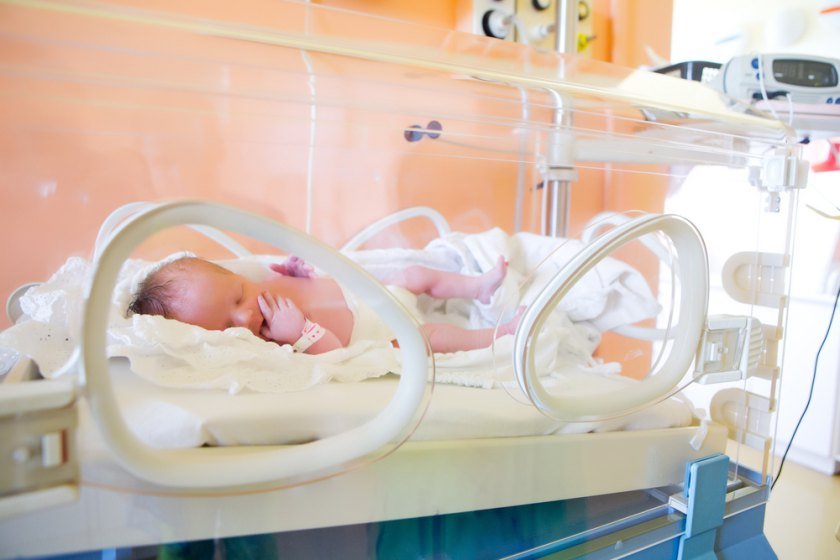  Un nou născut prematur urmează să fie operat la Iaşi. Probleme intestinale grave