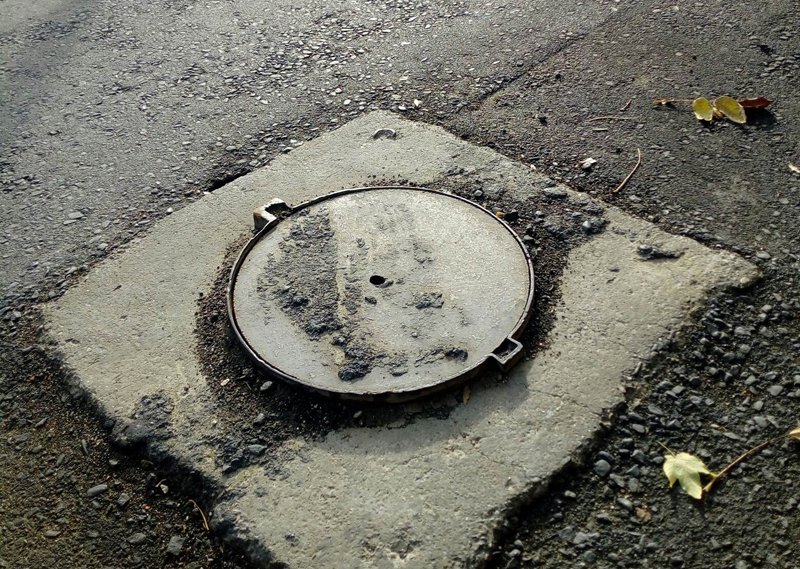  FOTO Bătaie de joc la asfaltarea din Păcurari: canale descoperite, supraînălțate, lipsă trotuare