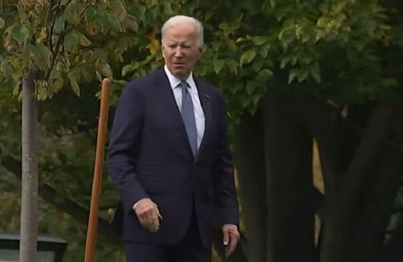  Joe Biden s-a rătăcit în grădina Casei Albe, după ce a plantat un copac