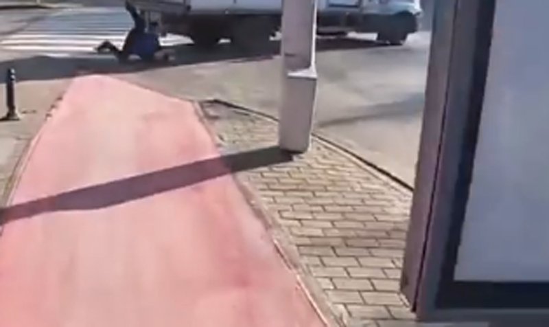 VIDEO Un teribilist pe role a coborât Copoul în viteză până a intrat sub o mașină