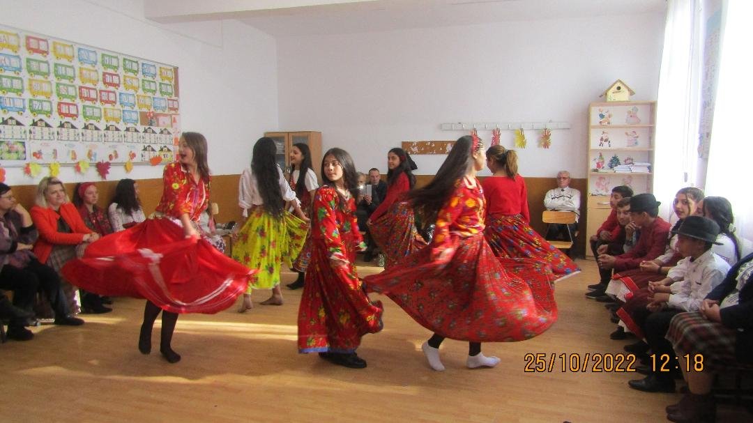  Zilele Şcolii Crucea: dansuri frumoase ale copiilor rromi din localitate