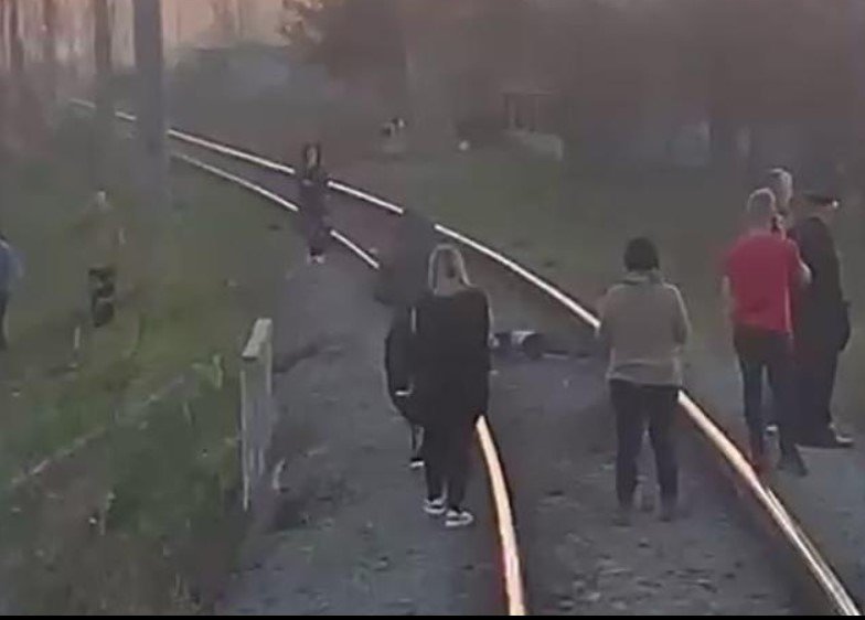  Un bărbat de 71 de ani care traversa calea ferată a fost lovit din plin de trenul de Galaţi