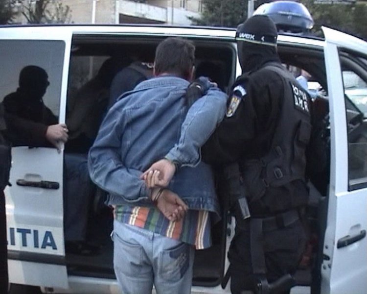  Un poliţist de la Frontieră, prins în timp ce ieşea cu produse neplătite de la Carrefour Felicia