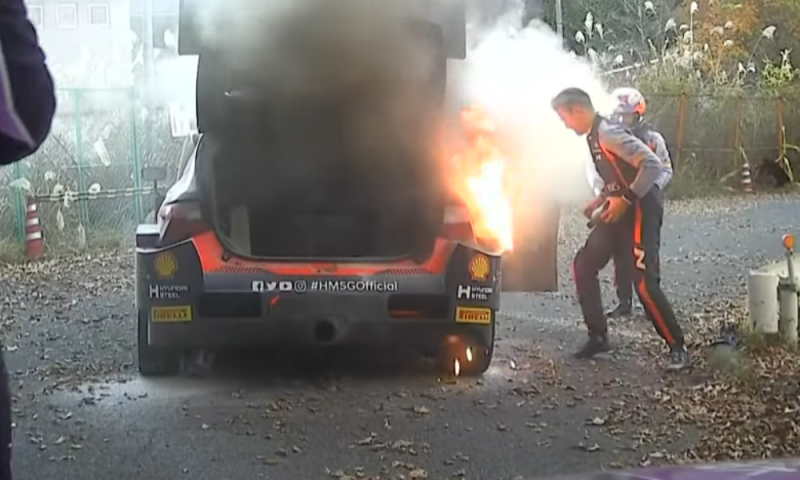  Maşina Hyundai pilotată de Dani Sordo a luat foc la Raliul Japoniei