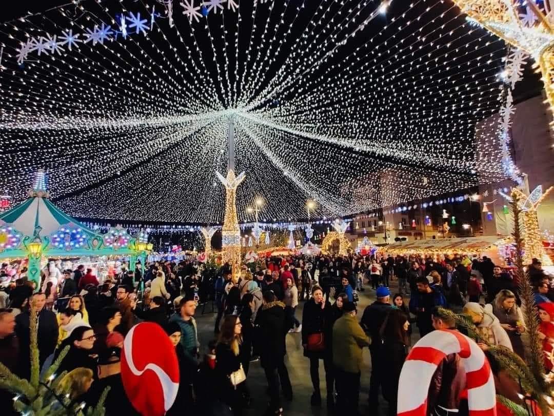  FOTO S-a deschis cel mai luminos Târg de Crăciun din România: un milion de becuri. La Iași, pe 1 decembrie