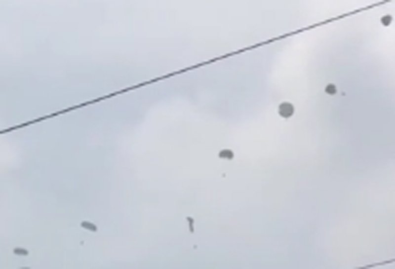  VIDEO Un soldat a supraviețuit unei căderi de la sute de metri înalțime după ce nu i s-a deschis parașuta