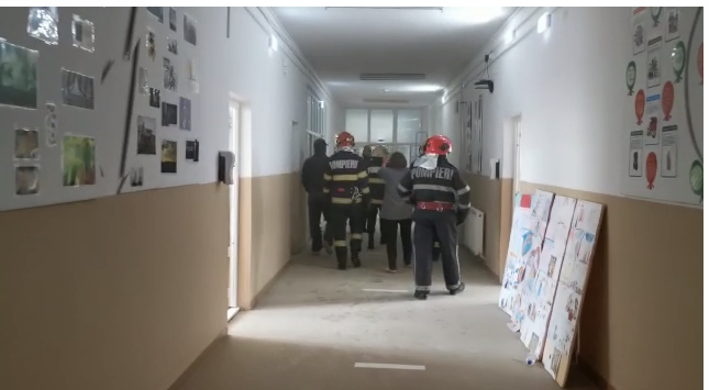  VIDEO 600 de elevi evacuați dintr-o școală din Botoșani. Incendiu pornit la o toaletă