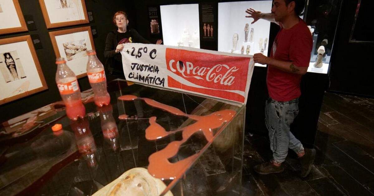  VIDEO – Activişti de mediu au stropit cu Coca-Cola o mumie egipteană dintr-o expoziţie în Spania