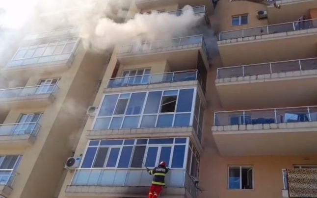  Apartament din Canta plin de fum din cauza unui frigider care a luat foc. Două persoane au suferit atacuri de panică
