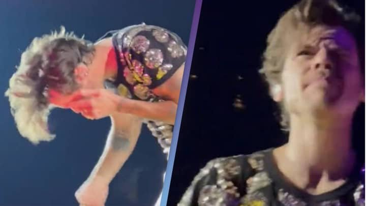  VIDEO Cântărețul Harry Styles a fost lovit în ochi cu o bomboană Skittle în timpul unui concert