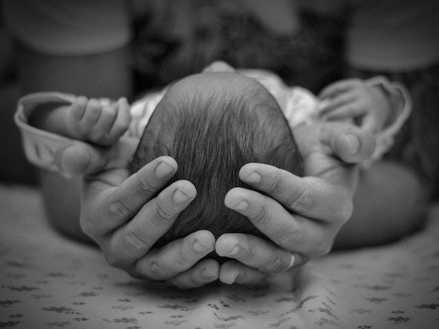 Doi bebeluși se bat pe titlul de locuitorul cu numărul 8 miliarde al planetei