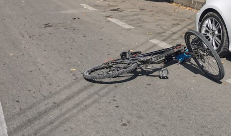  Un biciclist grav rănit într-un accident de maşină din 2018 a murit aşteptând. Urmaşii lui trebuie să meargă în instanţă