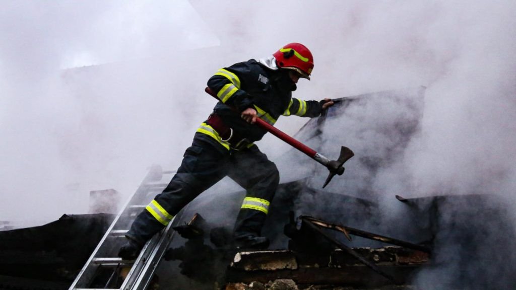  Doi copii, un băiețel de 1 an şi o fetiţă de 2 ani, au murit într-un incendiu care le-a cuprins casa