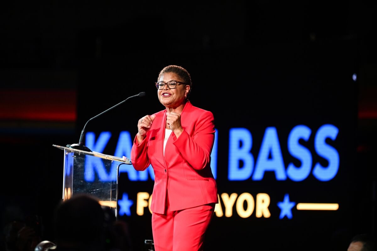  Karen Bass devine prima femeie primar al oraşului Los Angeles