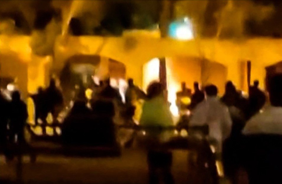  VIDEO: Protestatarii din Iran au dat foc casei ayatollahului Khomeini, fondatorul Republicii Islamice