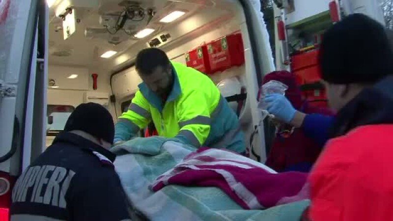  Iași: O femeie a murit din cauza frigului, iar un bărbat a fost cu greu salvat de medici. Acesta locuia într-o casă neîncălzită