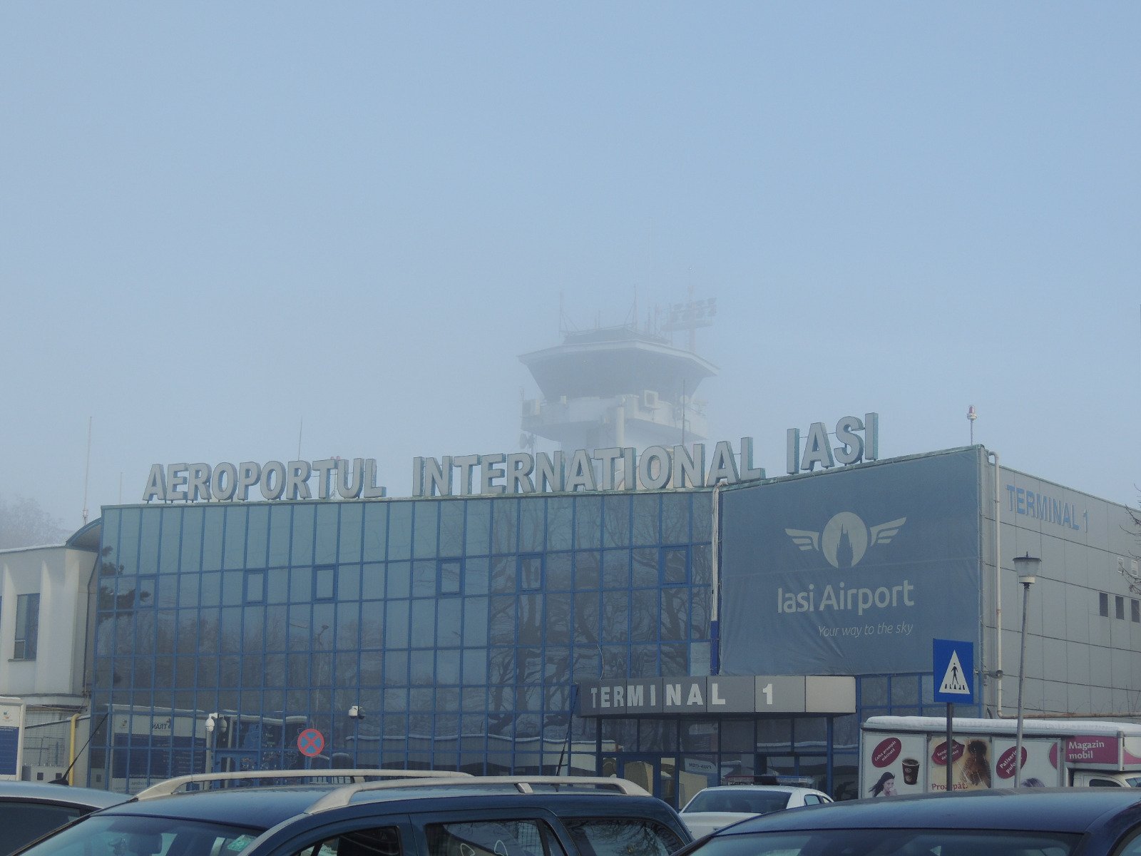  Iaşul şi ceaţa – Jurnalul unei zile de coşmar la Aeroport. Şase case din Aroneanu ne ţin la categoria „periculos”