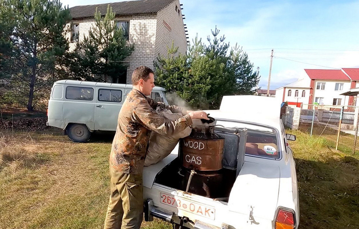 VIDEO Criză în Belarus: Un șofer și-a făcut Volga să meargă pe lemne. Consumă un sac la 100 km