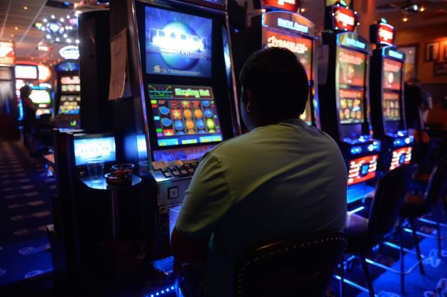  Percheziţii la Iaşi privind mafia jocurilor de noroc: Şantaj, lipsire de libertate, violenţe, distrugere