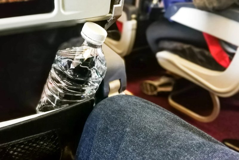  Sticlele de apă, permise din nou în avioane. Tehnologia care va revoluționa călătoriile
